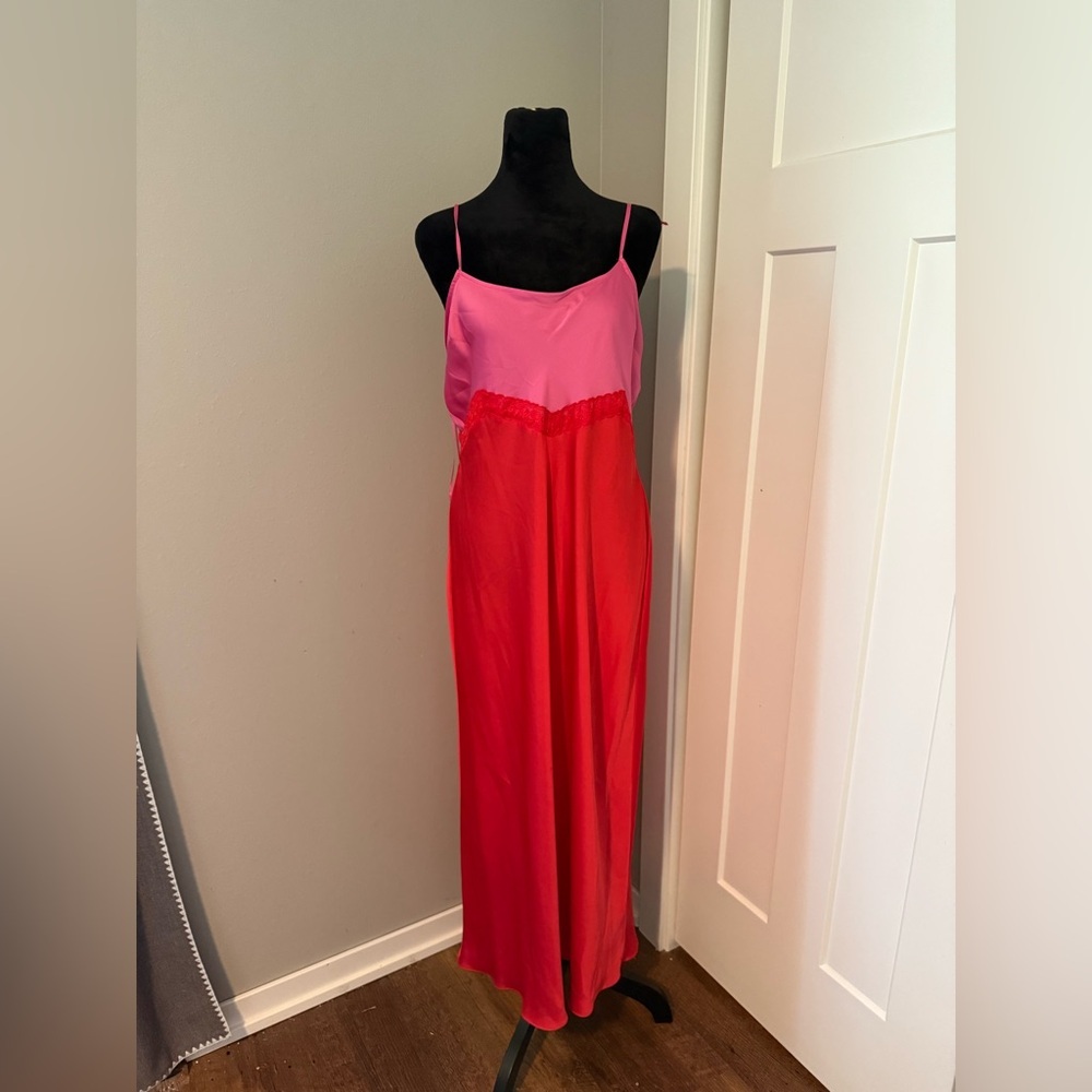 New | Gianni Bini Helena Satin Two-Tone
Colorblock Scoop Neck Maxi Slip Dress 10 - Picture 4 of 6